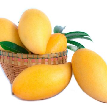 Ripe,Mangos,And,Leaves,In,A,Basket,On,A,White